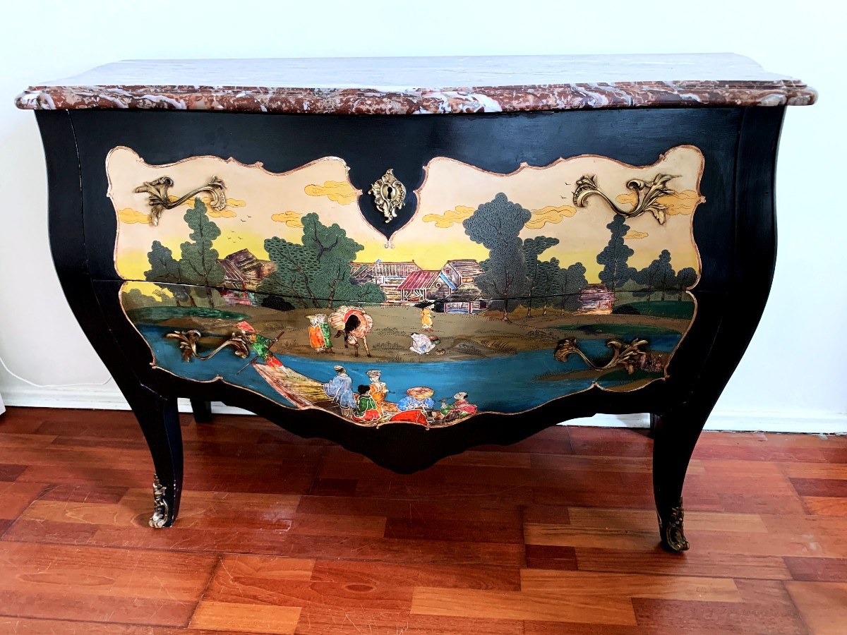 Commode style louis XV  pyrogravée et peinte de scènes d'Orient