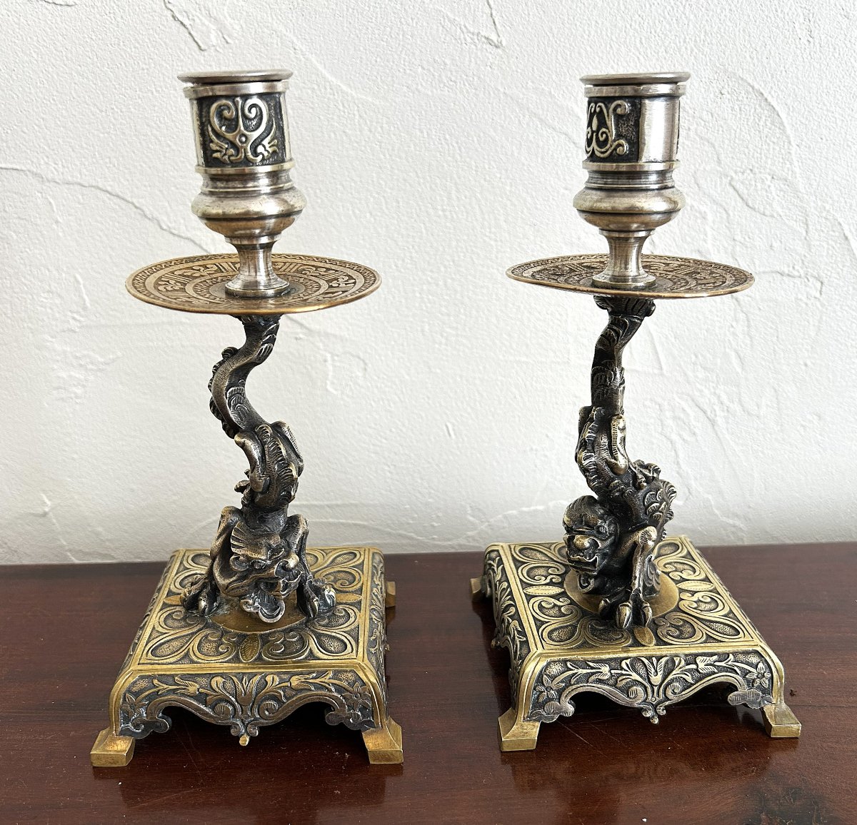 Paire de bougeoirs style Renaissance en bronze argenté et bronze doré-photo-3