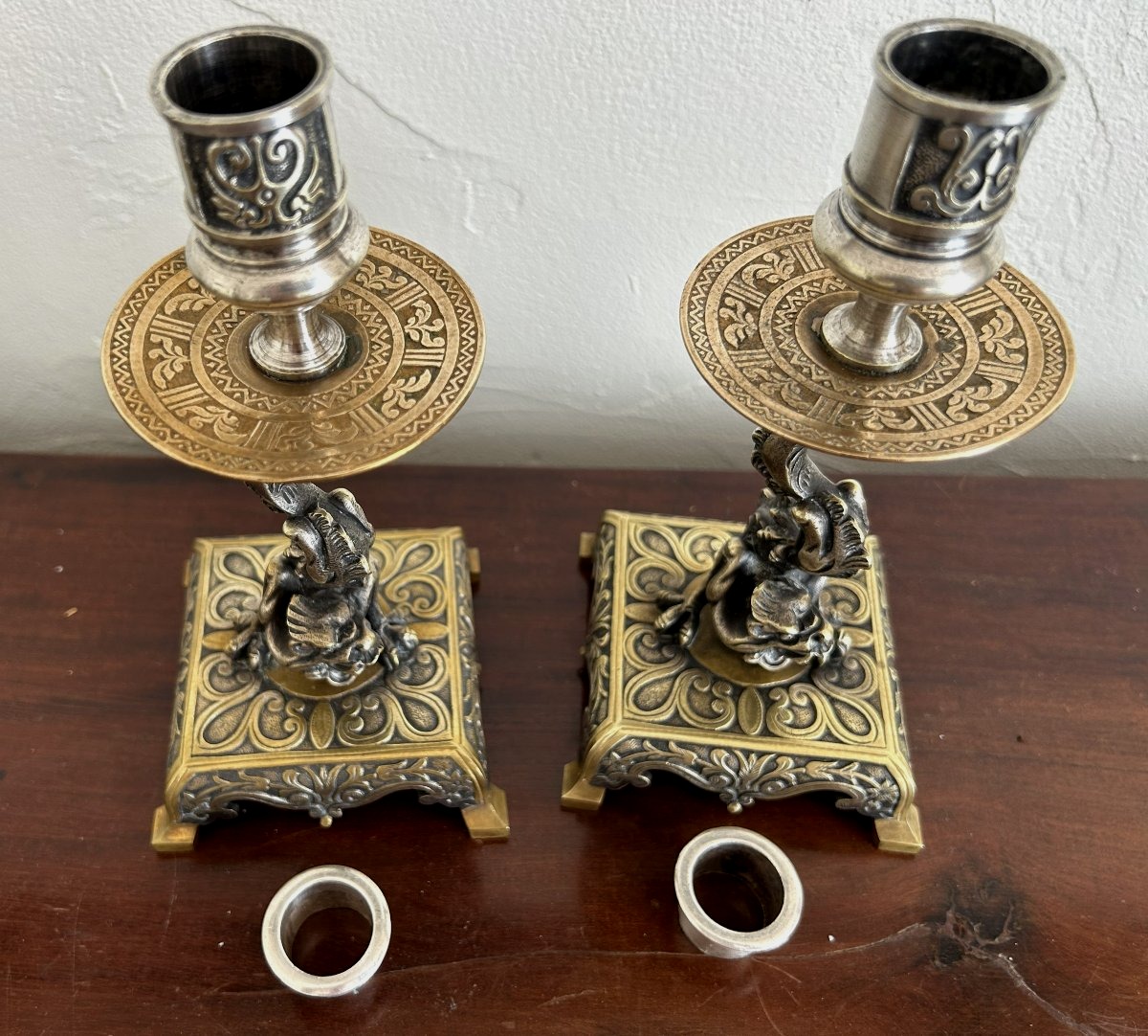 Paire de bougeoirs style Renaissance en bronze argenté et bronze doré-photo-4