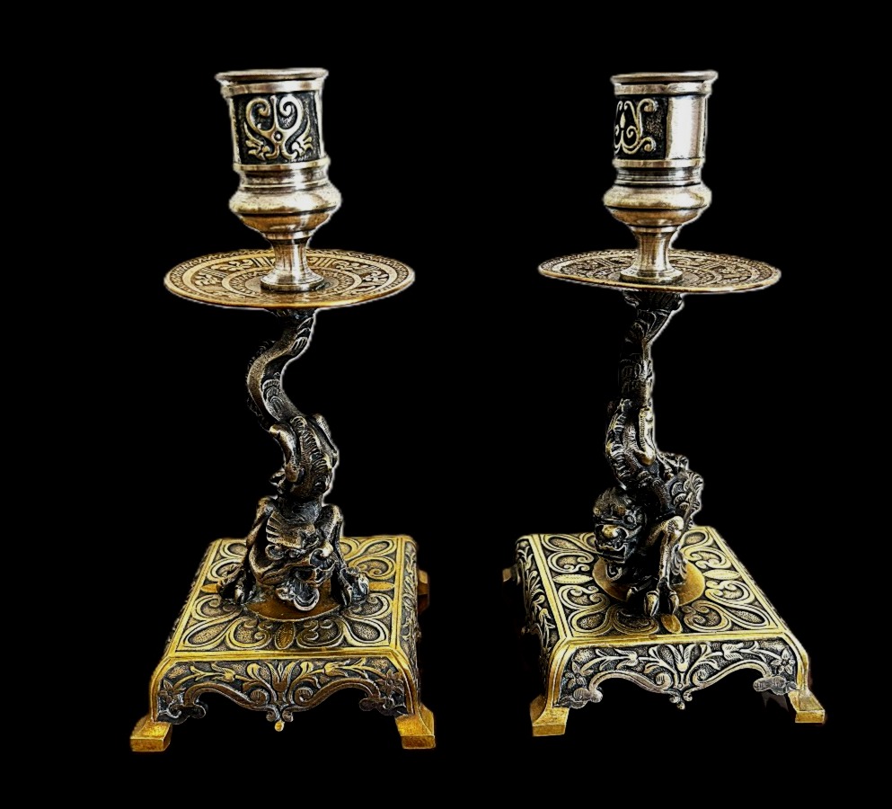 Paire de bougeoirs style Renaissance en bronze argenté et bronze doré