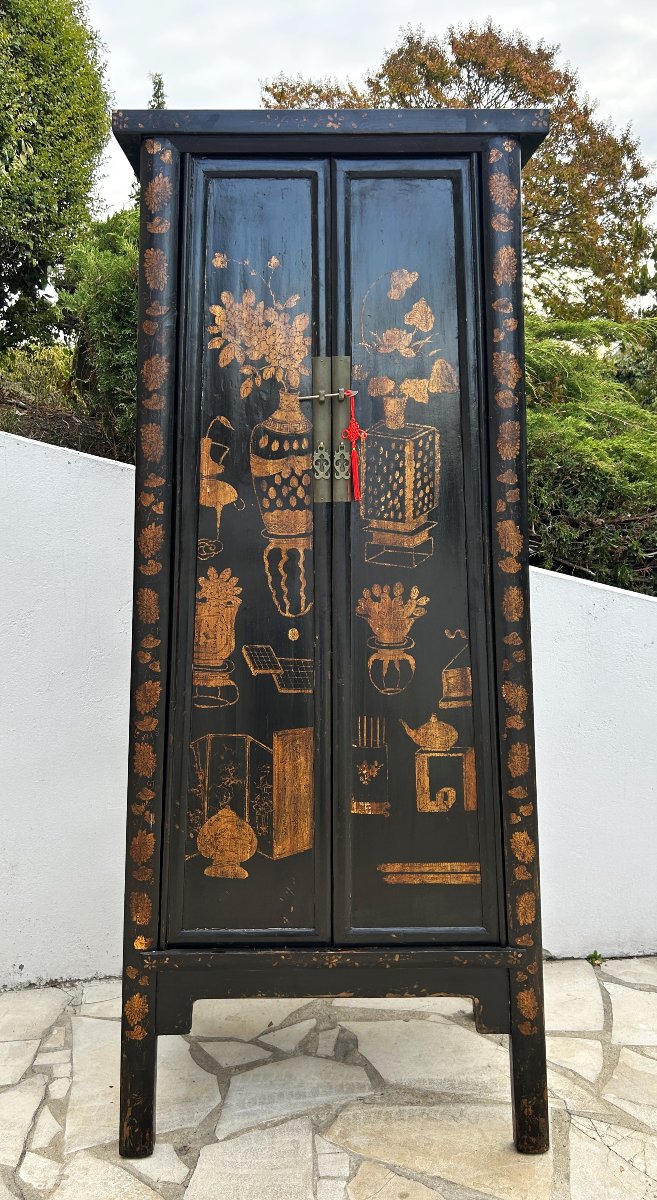 Triangular Chinese Cabinet With Black Lacquer And Gold Motifs-photo-2