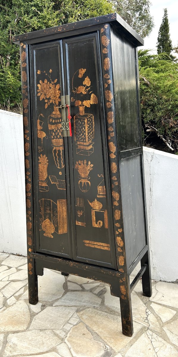 Triangular Chinese Cabinet With Black Lacquer And Gold Motifs-photo-3
