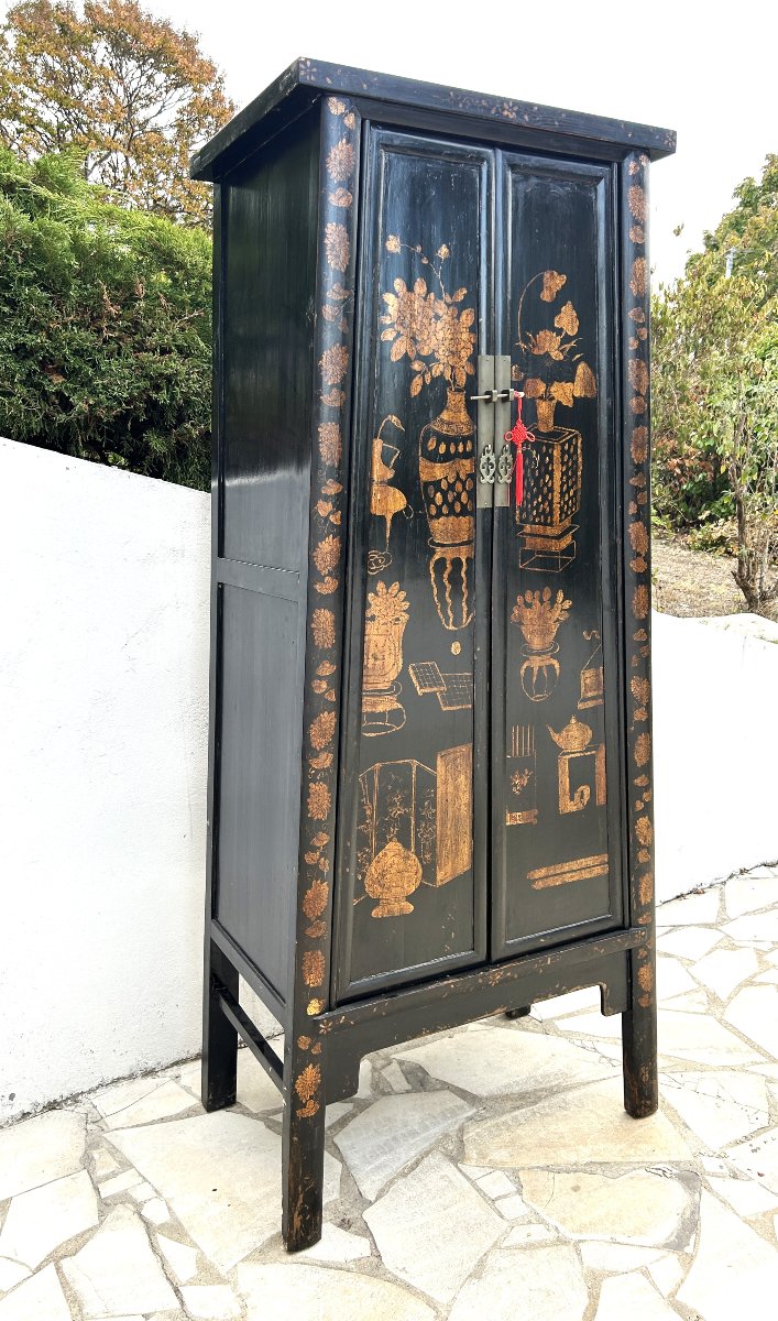Triangular Chinese Cabinet With Black Lacquer And Gold Motifs-photo-4