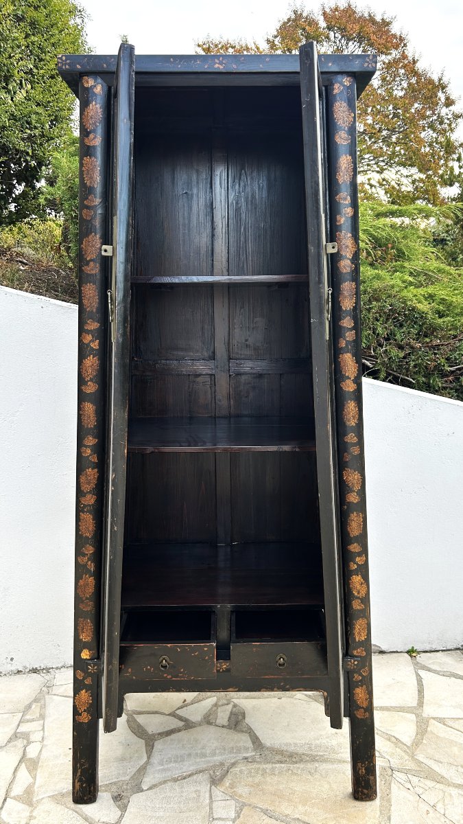Triangular Chinese Cabinet With Black Lacquer And Gold Motifs-photo-2