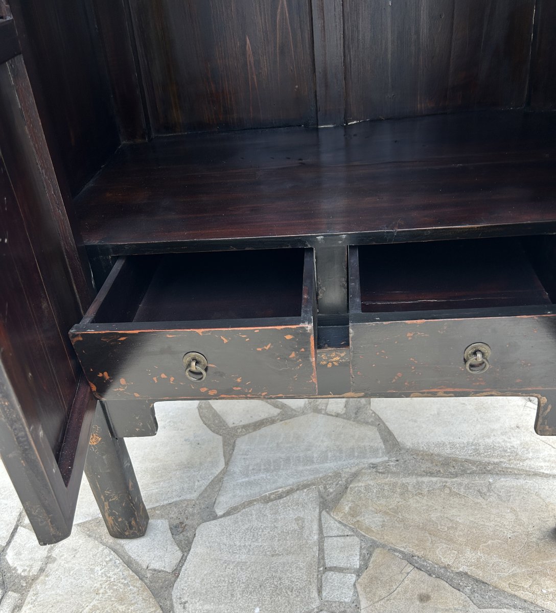 Triangular Chinese Cabinet With Black Lacquer And Gold Motifs-photo-3