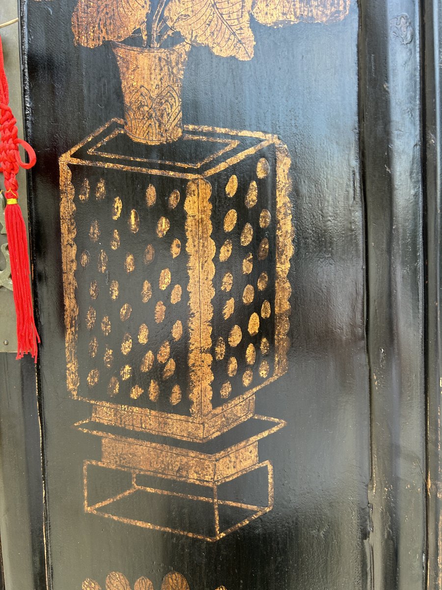 Triangular Chinese Cabinet With Black Lacquer And Gold Motifs-photo-4