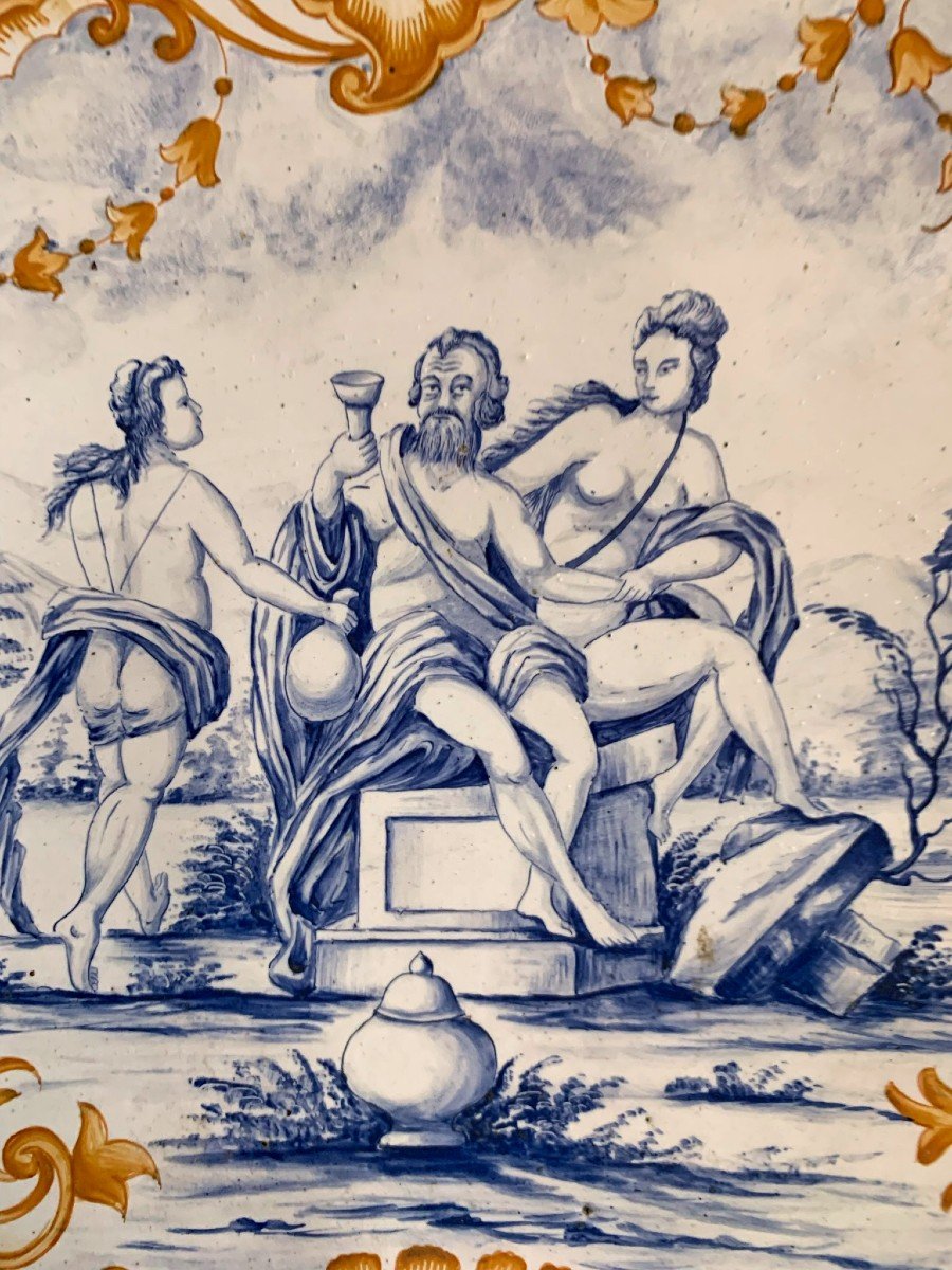 Grand plat en faïence " Bacchus et ses nymphes " -photo-1