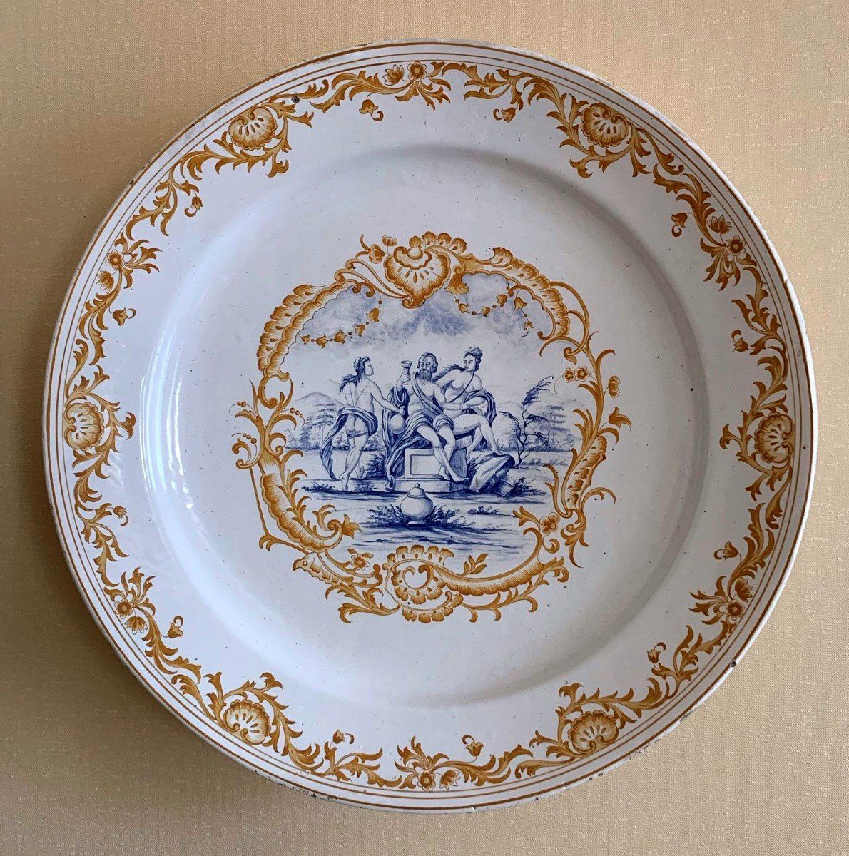 Grand plat en faïence " Bacchus et ses nymphes " 