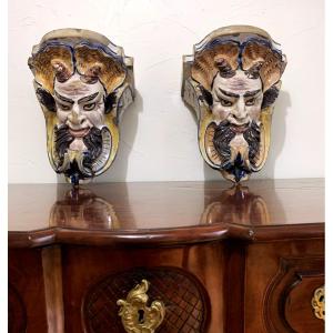 Paire  d'étagères faïence murale en forme de visage polychrome.    