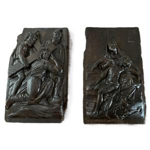 Paire de panneaux bois sculpté XVIIIème " chemin de croix et Piéta "