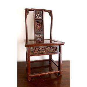 Petite chaise de concubine laque rouge foncé