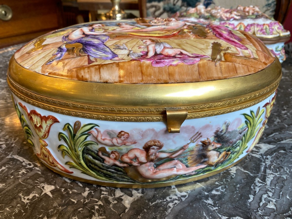 Large Oval Box In Italian Porcelain From Capodimonte Nineteenth, Scene Of Characters