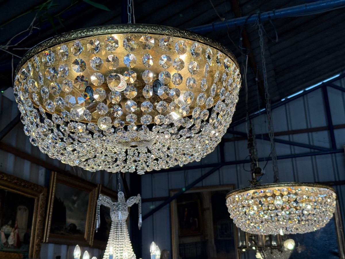 Paire de grands plafonniers de style Louis XVI, pampilles de cristal et laiton 