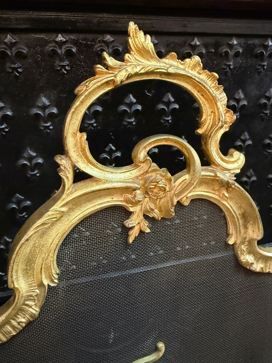 Pare feu de style Louis XV rocaille, en bronze doré,  époque XIXème, décor d’angelot-photo-2