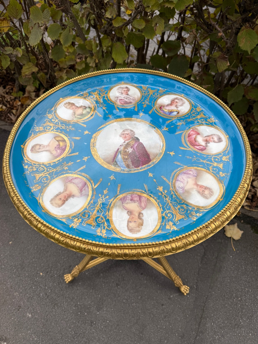 Guéridon de style Louis XVI en bronze doré et plat en porcelaine dans le goût de Sèvres -photo-3