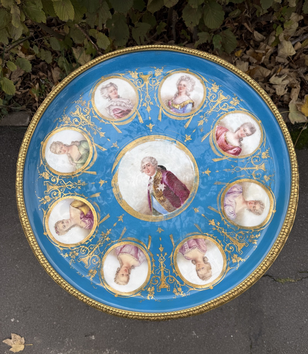 Guéridon de style Louis XVI en bronze doré et plat en porcelaine dans le goût de Sèvres -photo-2