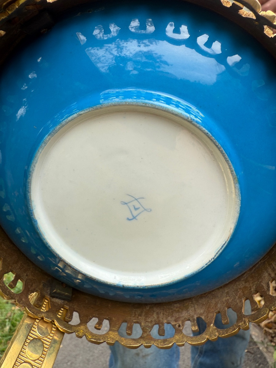 Guéridon de style Louis XVI en bronze doré et plat en porcelaine dans le goût de Sèvres -photo-8