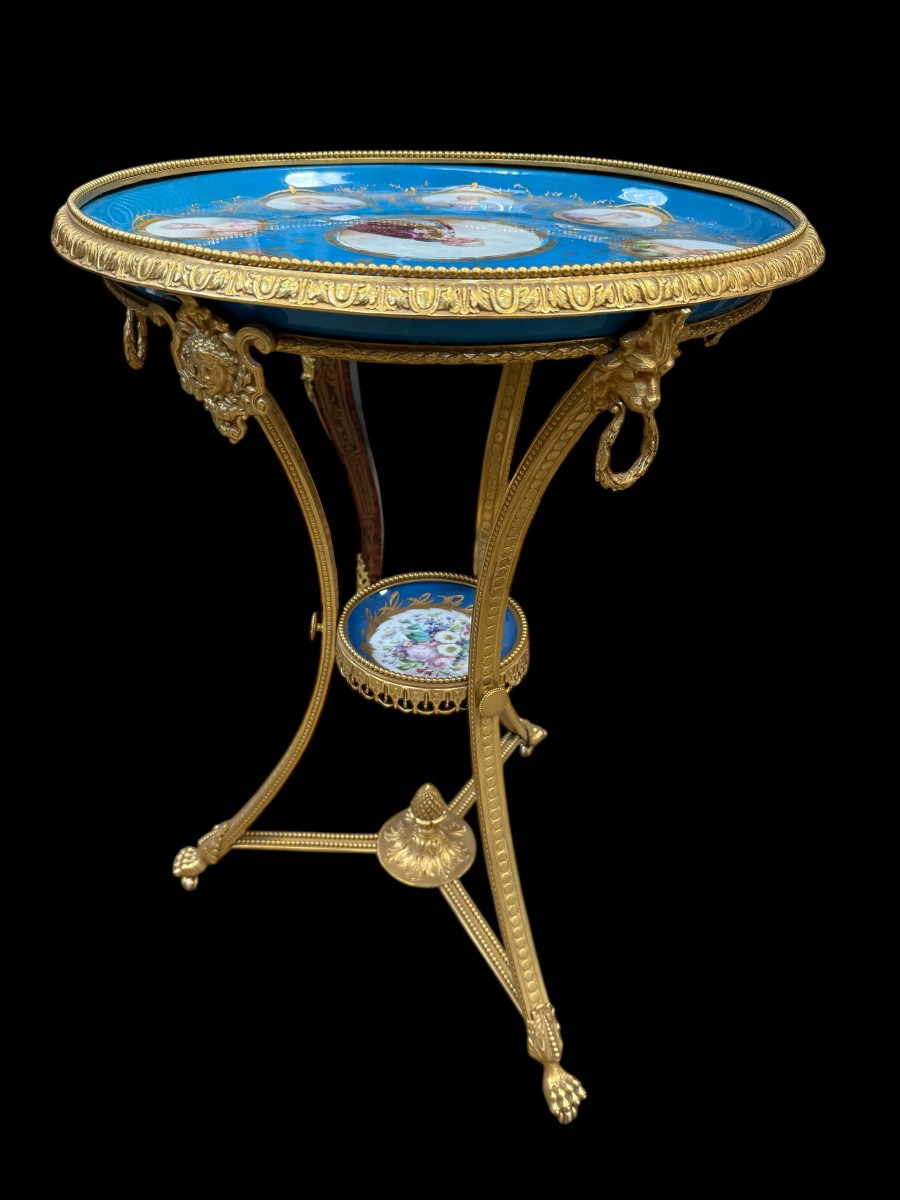 Guéridon de style Louis XVI en bronze doré et plat en porcelaine dans le goût de Sèvres 