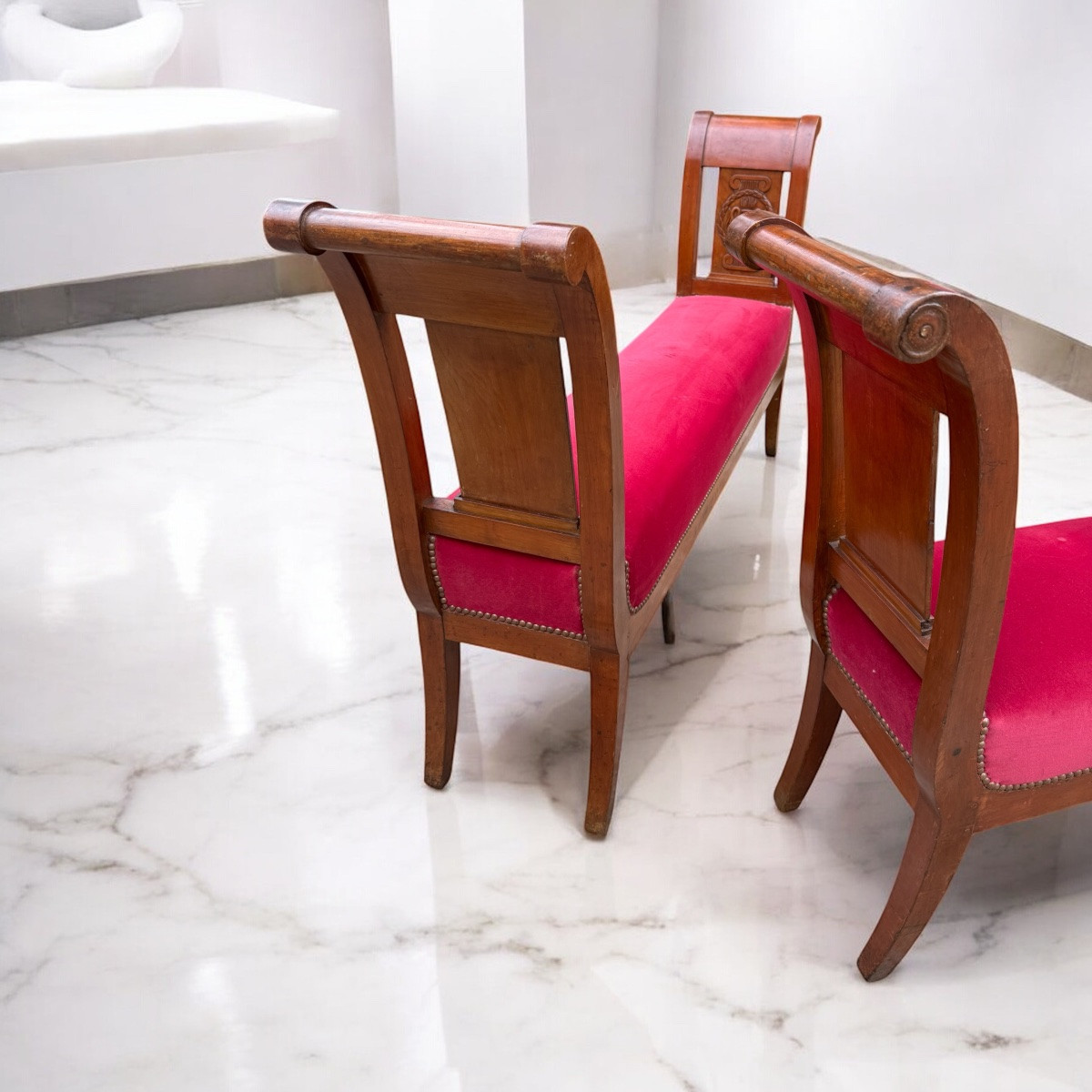 Paire de grandes banquettes de style directoire XIXème, tapissées velours rouge -photo-1