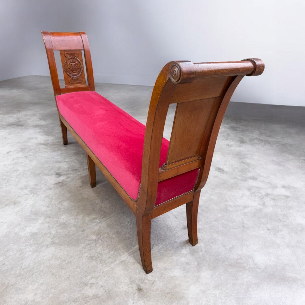 Paire de grandes banquettes de style directoire XIXème, tapissées velours rouge -photo-3