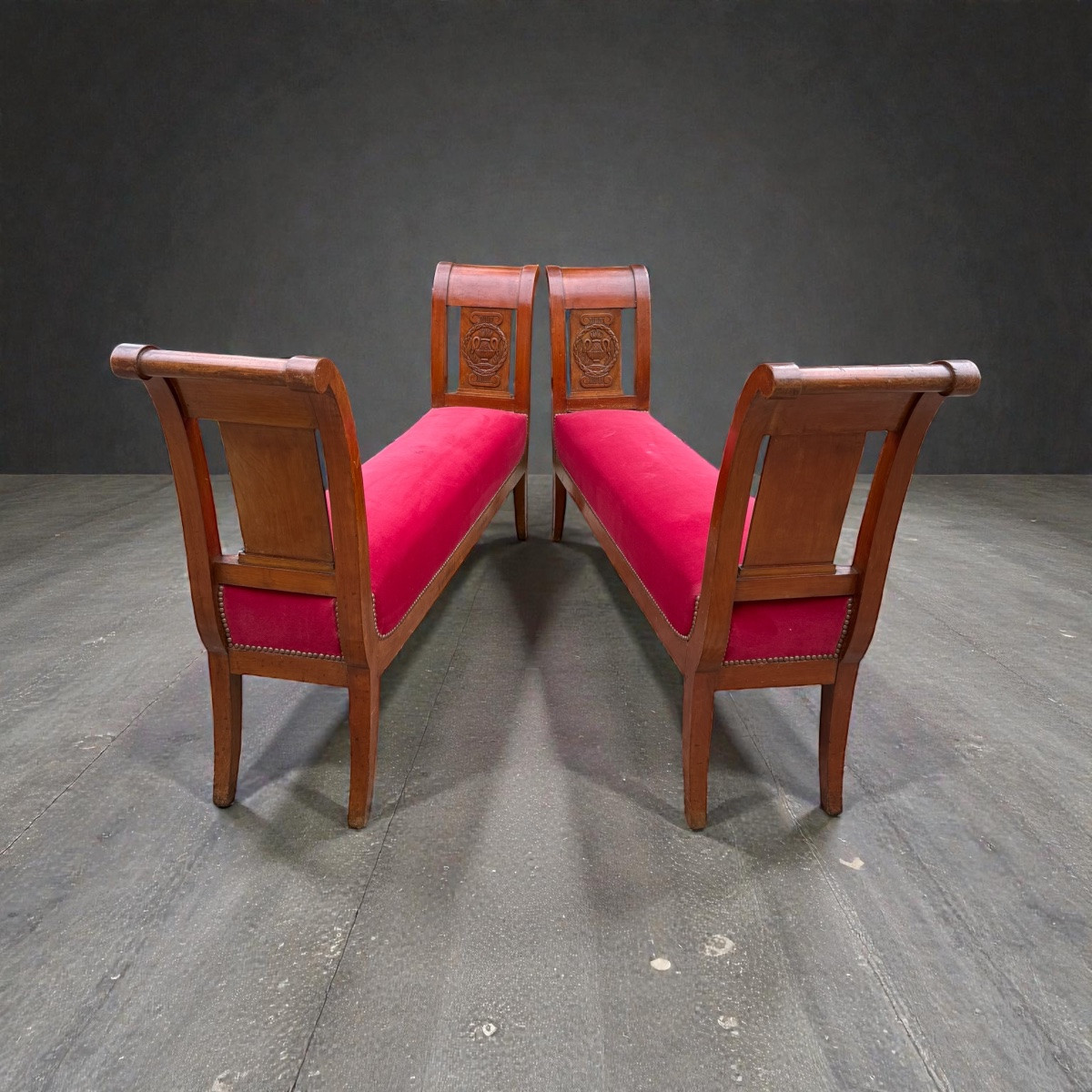 Paire de grandes banquettes de style directoire XIXème, tapissées velours rouge -photo-4