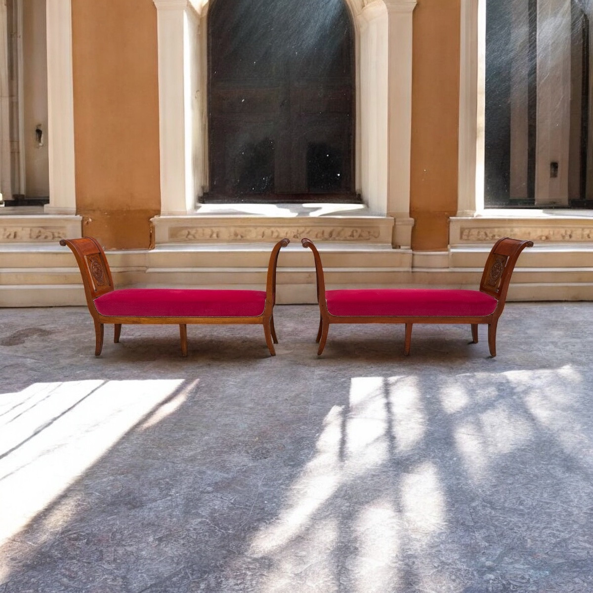 Paire de grandes banquettes de style directoire XIXème, tapissées velours rouge -photo-5