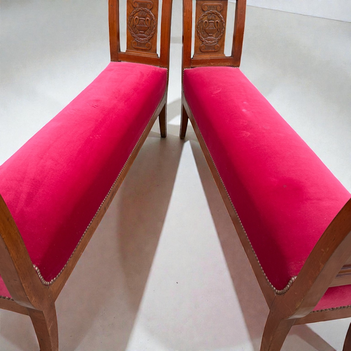 Paire de grandes banquettes de style directoire XIXème, tapissées velours rouge -photo-8