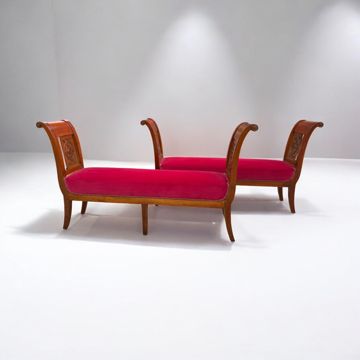 Paire de grandes banquettes de style directoire XIXème, tapissées velours rouge 