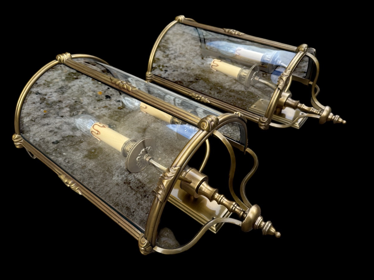 Pair Of Louis XVI Style Wall Sconces Forming Half-lanterns In Bronze And Gilt Brass -photo-4