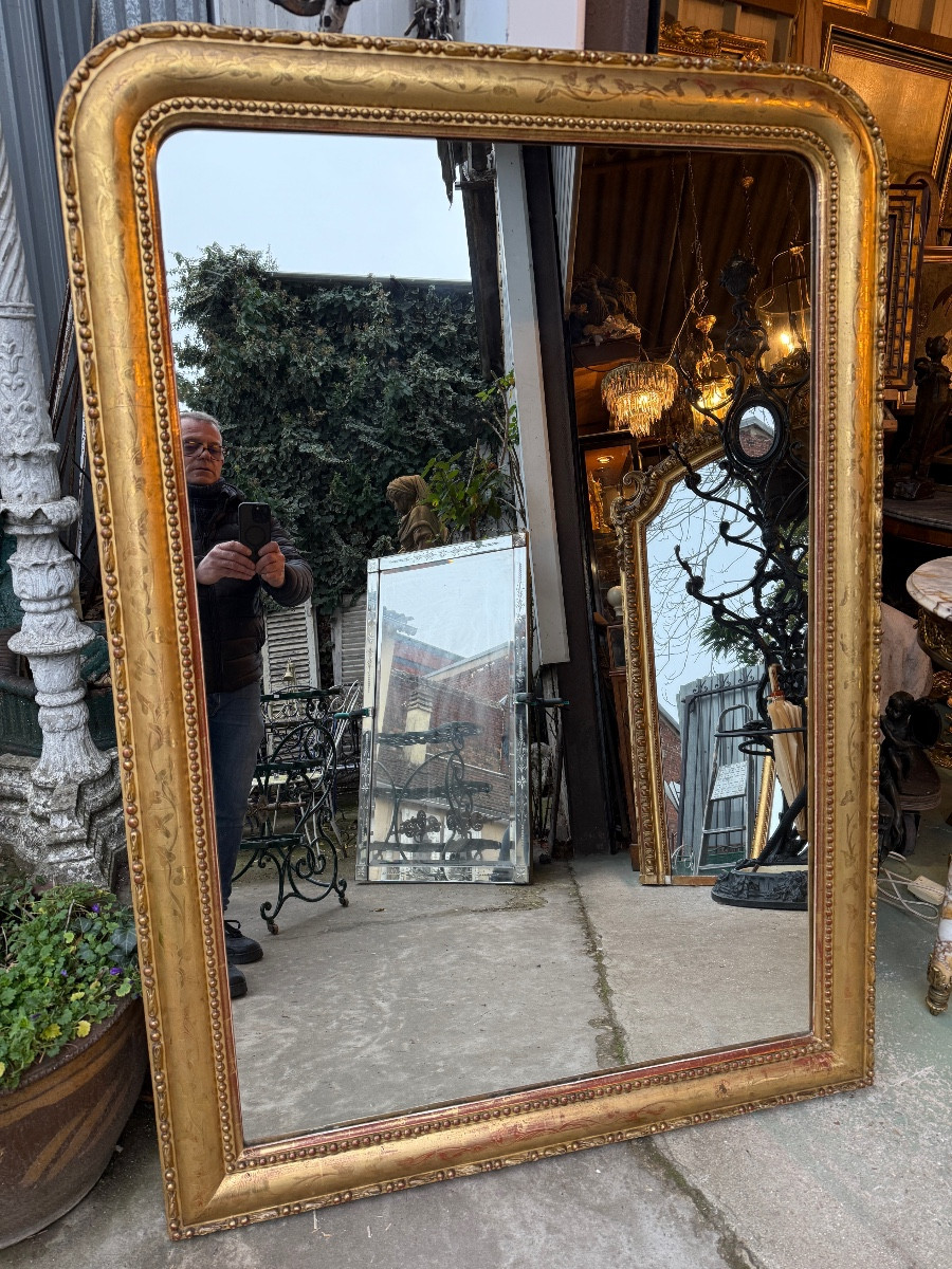 Miroir de cheminée doré , époque XIXème , motifs de fleurs gravées et perles 