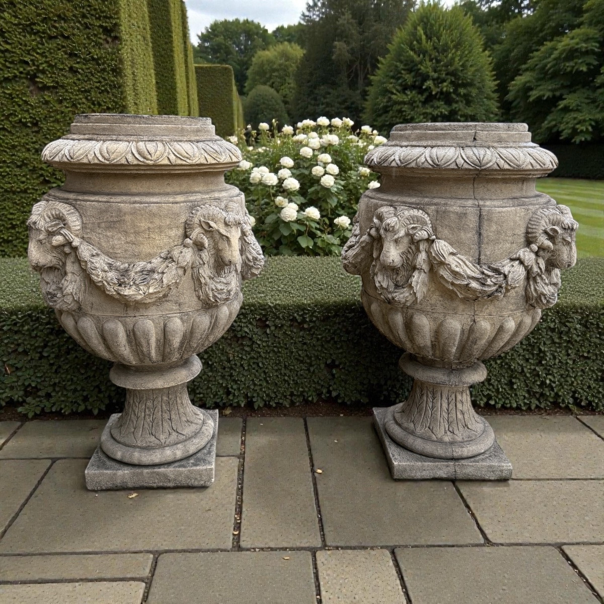 Paire de vases de jardin de style Louis XVI en pierre reconstituée, décor de têtes de bélier -photo-2
