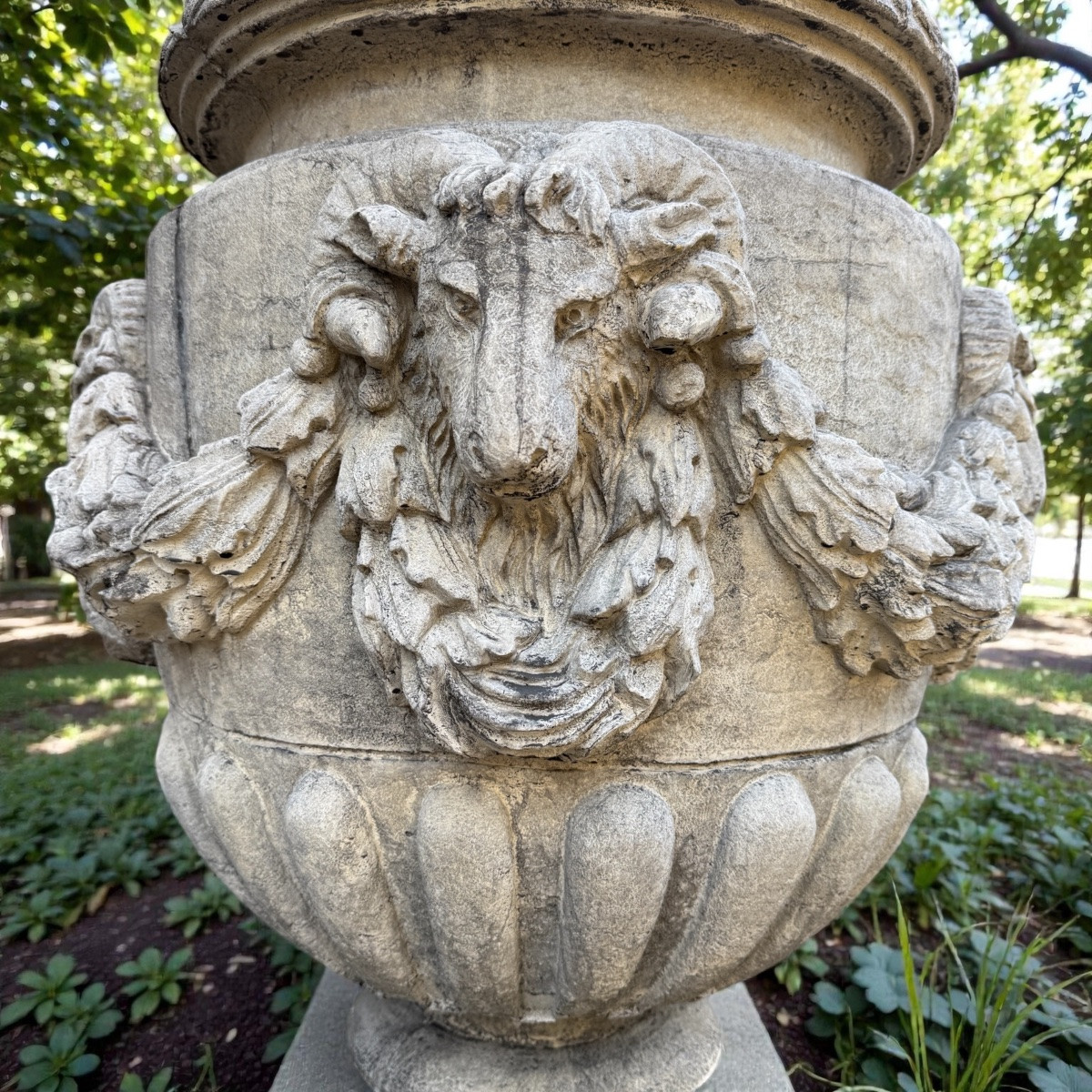 Paire de vases de jardin de style Louis XVI en pierre reconstituée, décor de têtes de bélier -photo-3