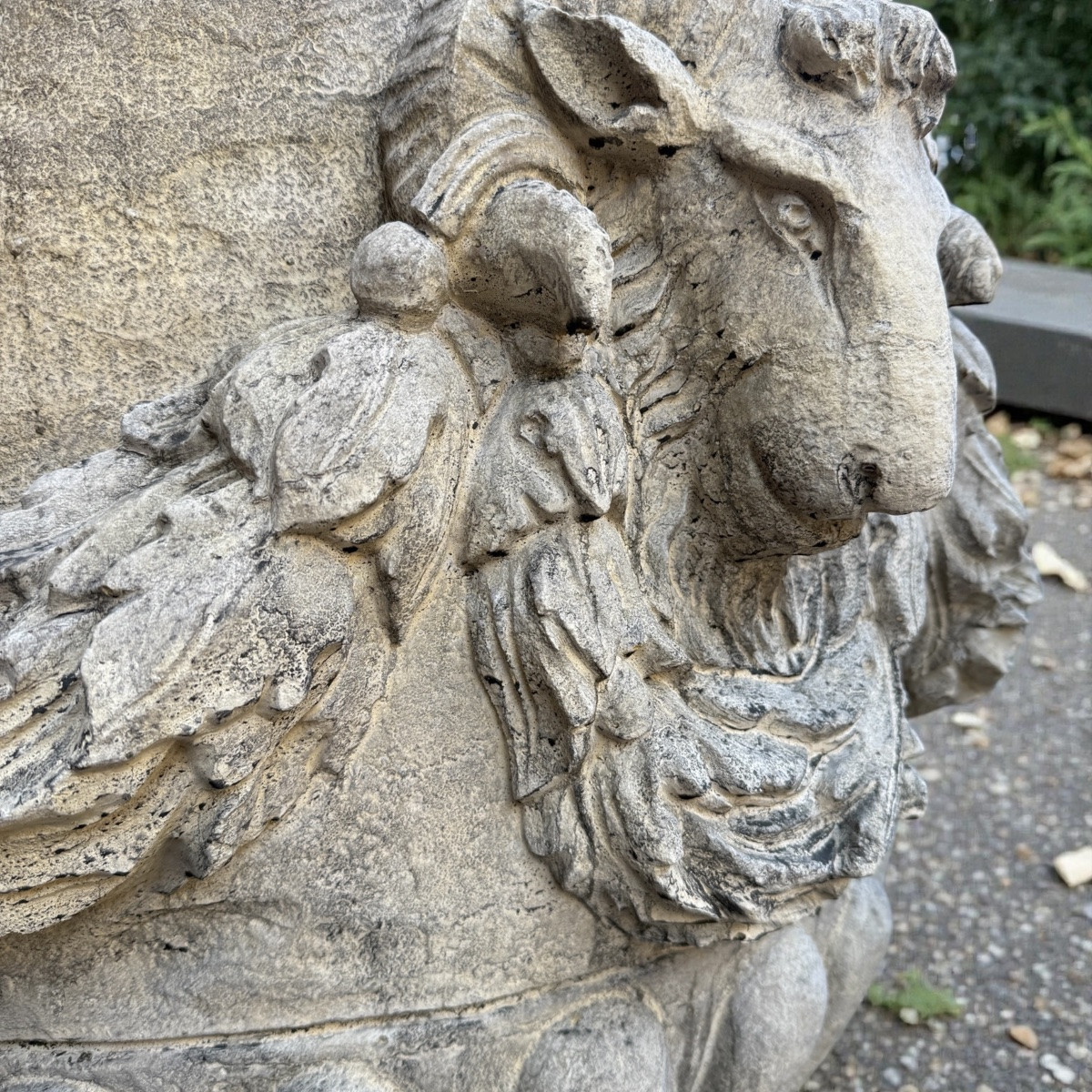 Paire de vases de jardin de style Louis XVI en pierre reconstituée, décor de têtes de bélier -photo-4