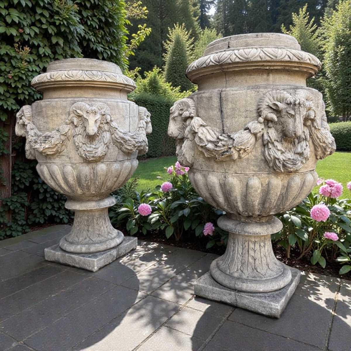 Paire de vases de jardin de style Louis XVI en pierre reconstituée, décor de têtes de bélier -photo-1