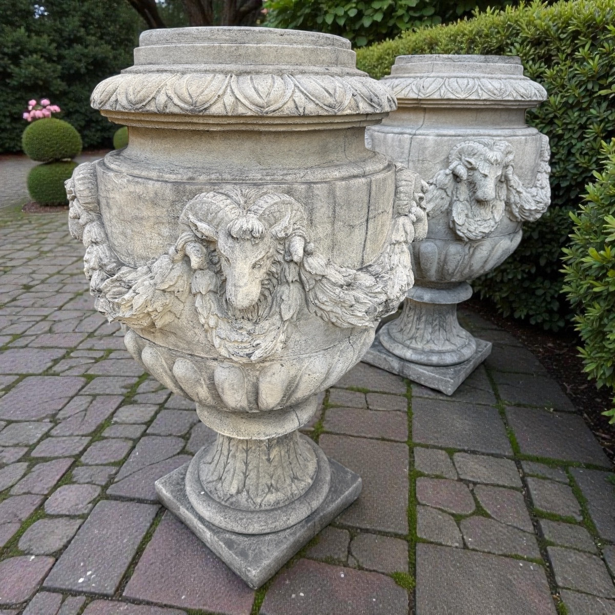 Paire de vases de jardin de style Louis XVI en pierre reconstituée, décor de têtes de bélier -photo-2
