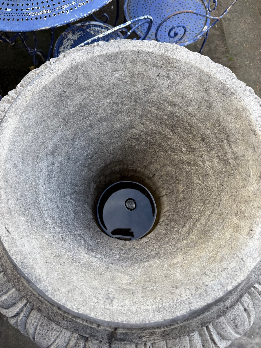 Paire de vases de jardin de style Louis XVI en pierre reconstituée, décor de têtes de bélier -photo-5