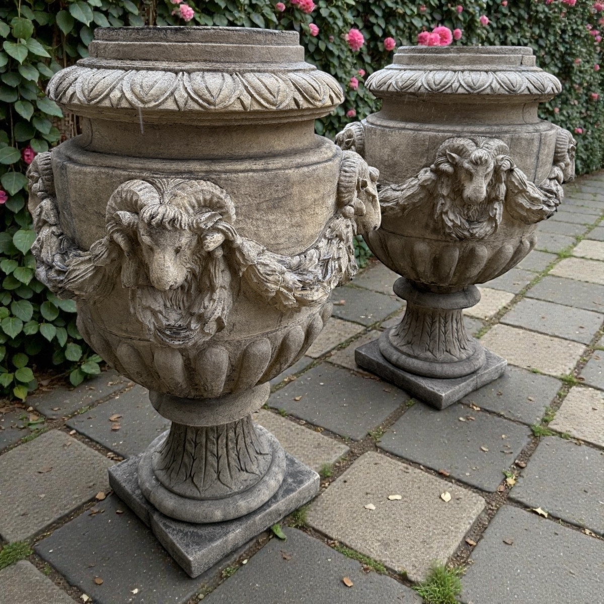 Paire de vases de jardin de style Louis XVI en pierre reconstituée, décor de têtes de bélier 