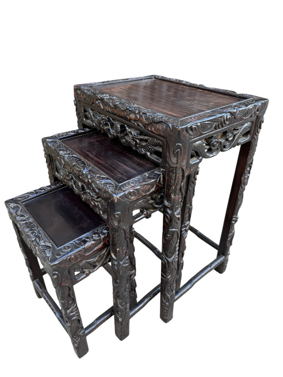 Tables gigogne asiatique en bois sculpté et ajouré, Chine, Japon XXème siècle 