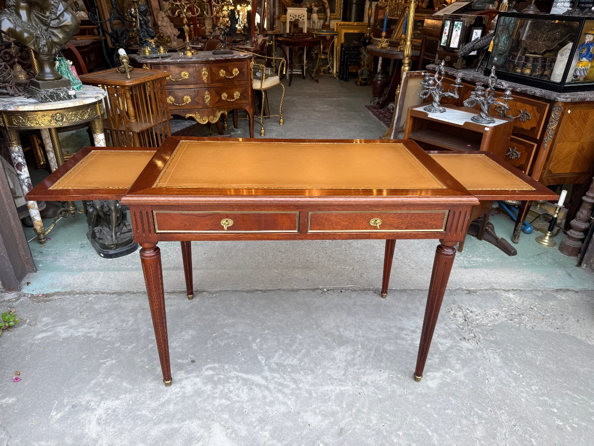 Petit bureau de style Louis XVI en acajou / dessus cuir marron, XXème siècle 