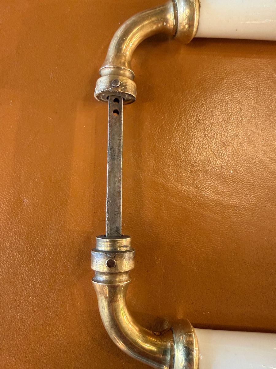 Paire de poignées de porte fin XIXème, en porcelaine et laiton -photo-1