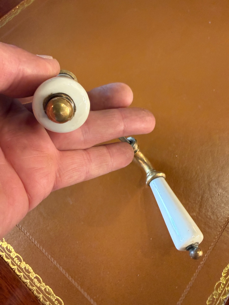 Paire de poignées de porte fin XIXème, en porcelaine et laiton -photo-2