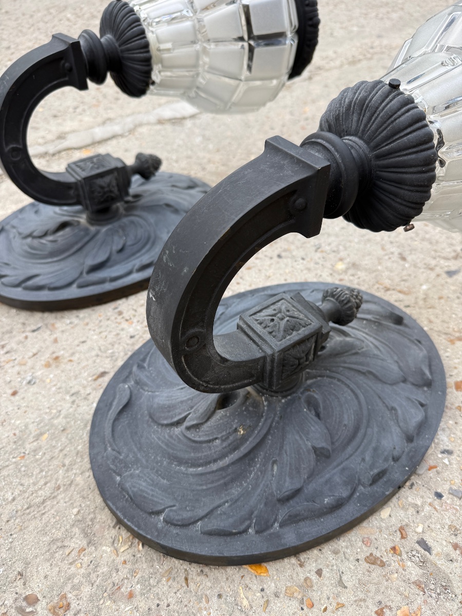 Importante paire d’appliques de hall en bronze et verre moulé de style Louis XVI -photo-1