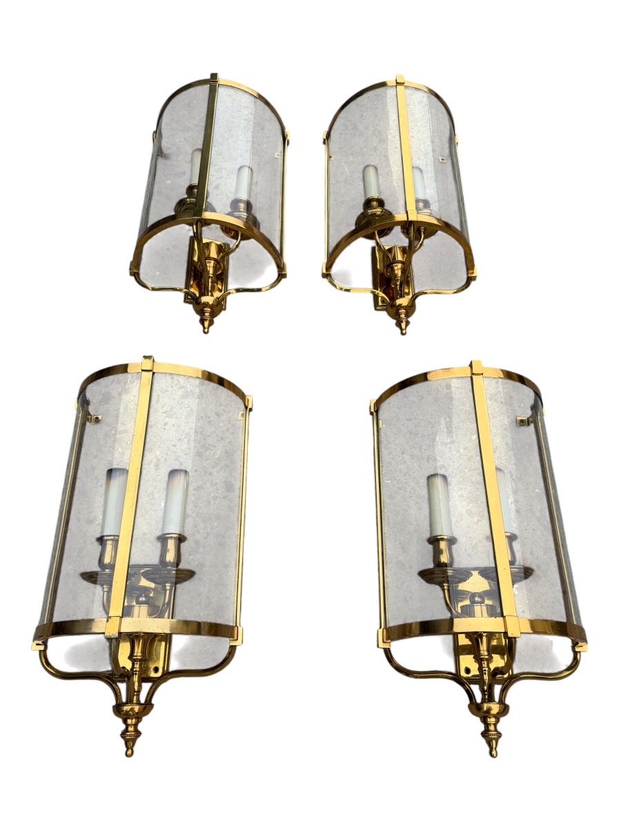 4 appliques de style Louis XVI formant des demi-lanterne en laiton.