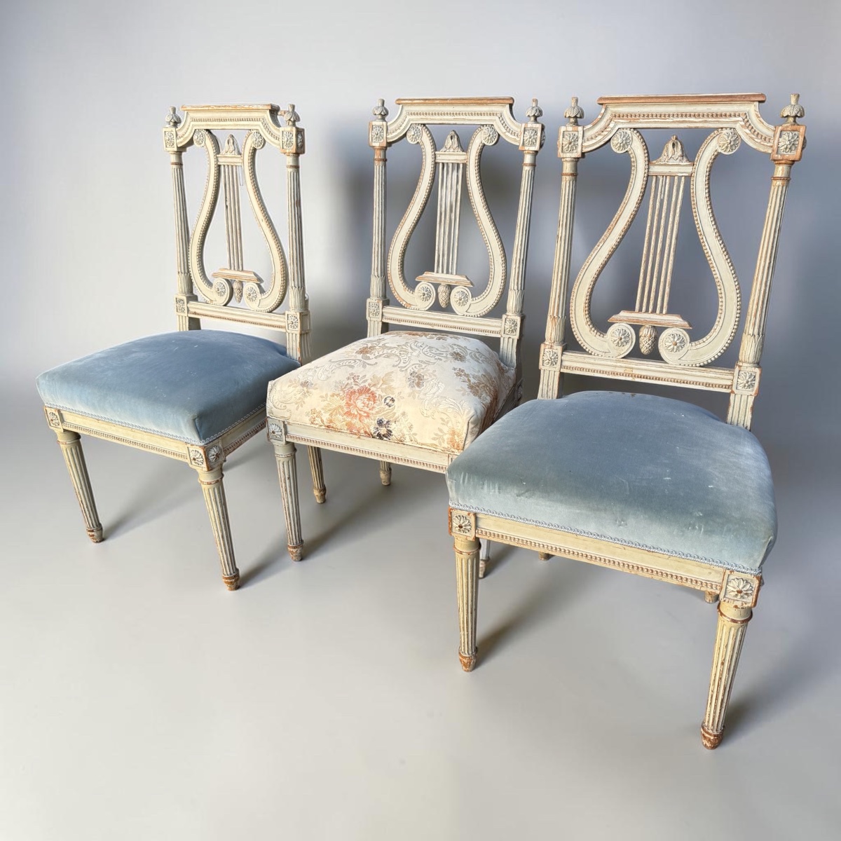 3 chaises de style Louis XVI, dossier lyre, époque Napoléon III 
