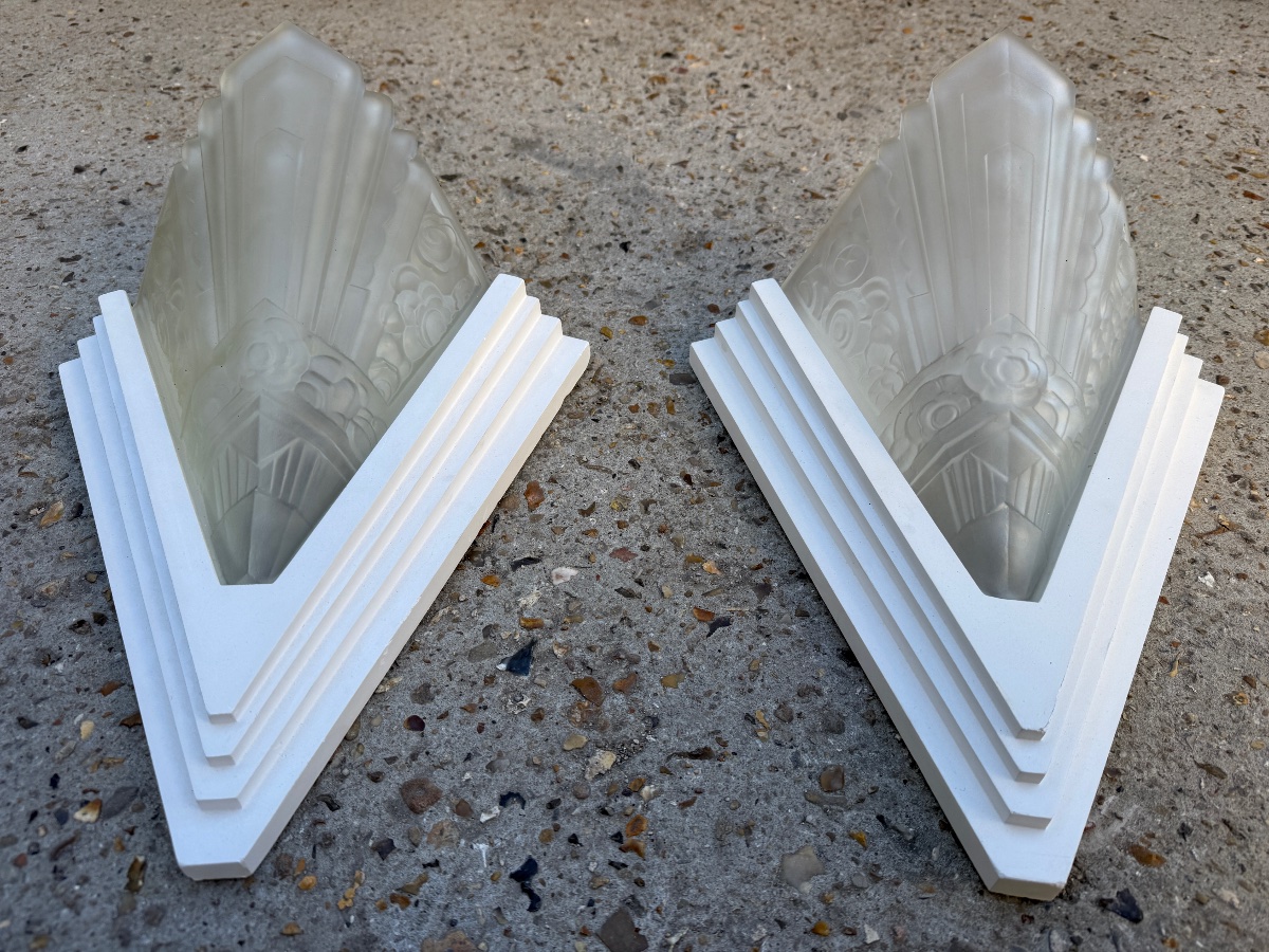 8 Art Deco-style Wall Sconces Made Of Molded Glass From The 20th Century 