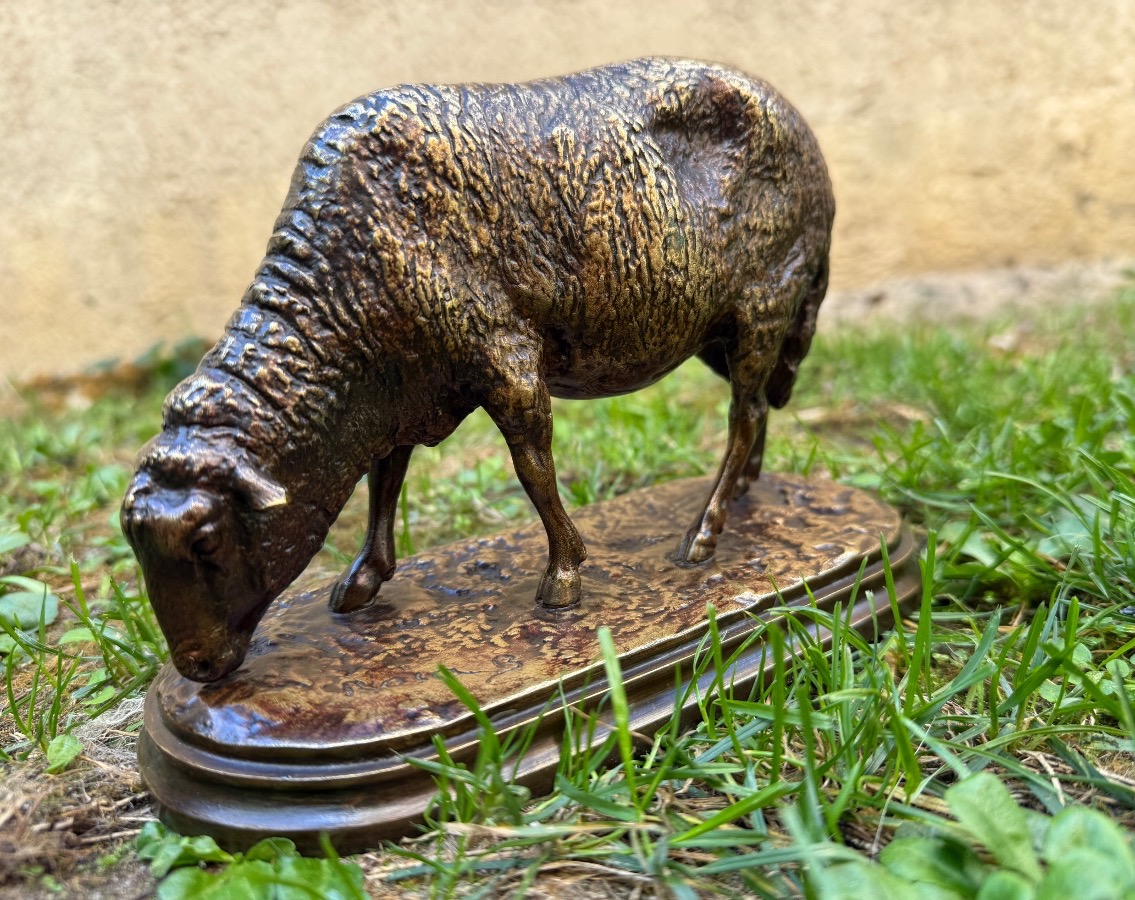 Mouton broutant, Bronze à patine mordoré, signé Rosa Bonheur (1822-1899)