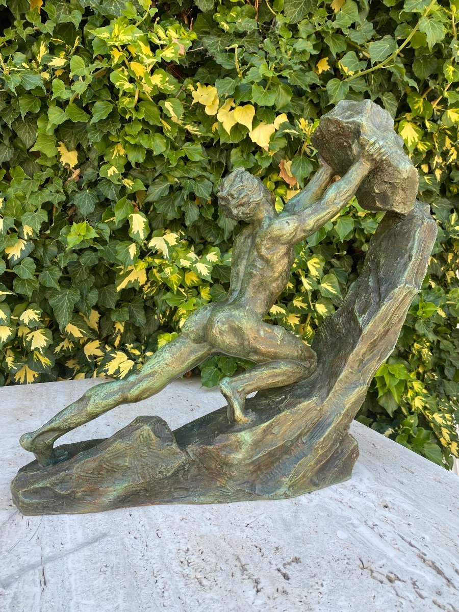 Sculpture art Déco 1930, En Bronze A Patine Verte, L’homme à La Pierre Signée Ouline-photo-1