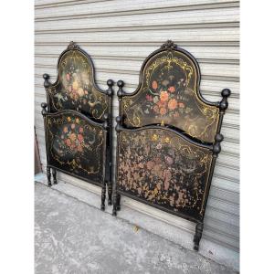 Paire de lits jumeaux en tôle noir XIXème, décor de fleurs peintes, époque Napoléon III 
