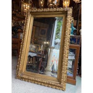 Miroir / cadre en bois sculpté et doré XIXème , décor de feuillage 