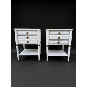 Paire de chevets style Louis XVI laqué blanc, XXème siècle.